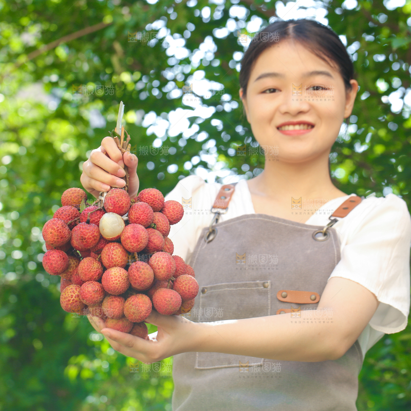 女人手上拿着无核荔枝