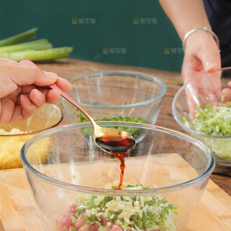木底上放着一碗饺子馅