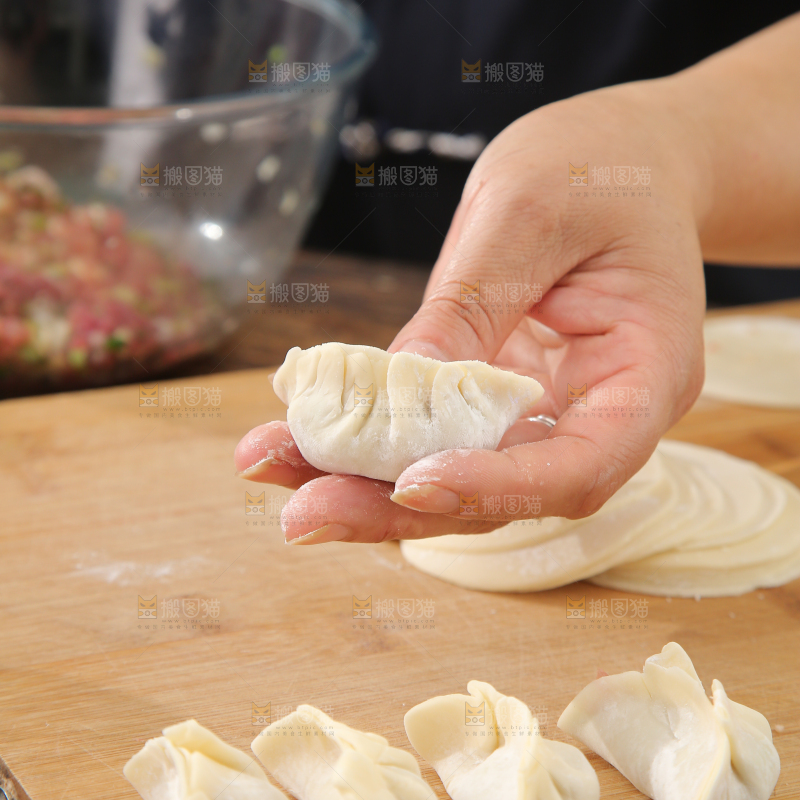 手上拿着的饺子
