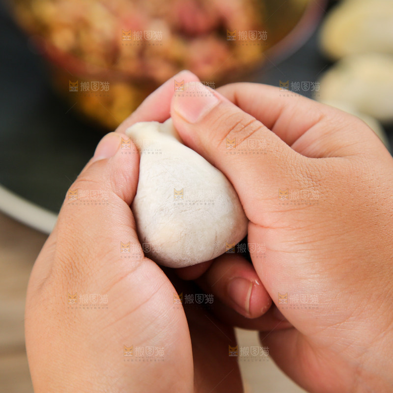 阿姨正在包饺子