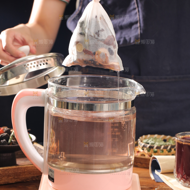 女孩正在煮酸梅汤
