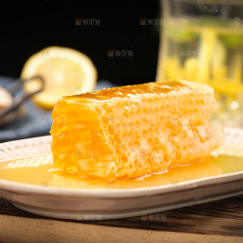盘子里装着蜂巢蜜