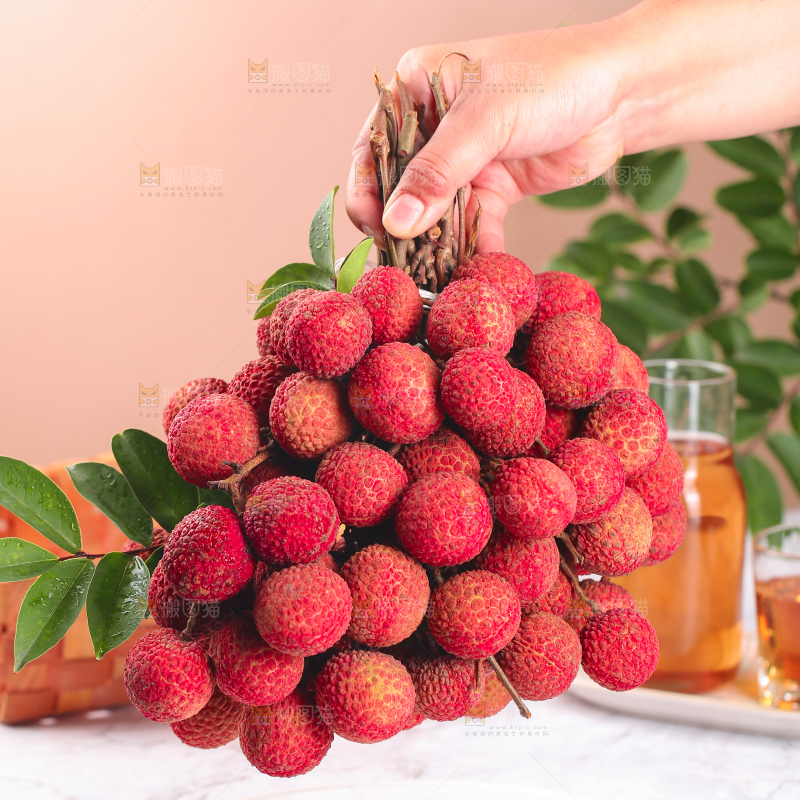 手上拿着无核荔枝