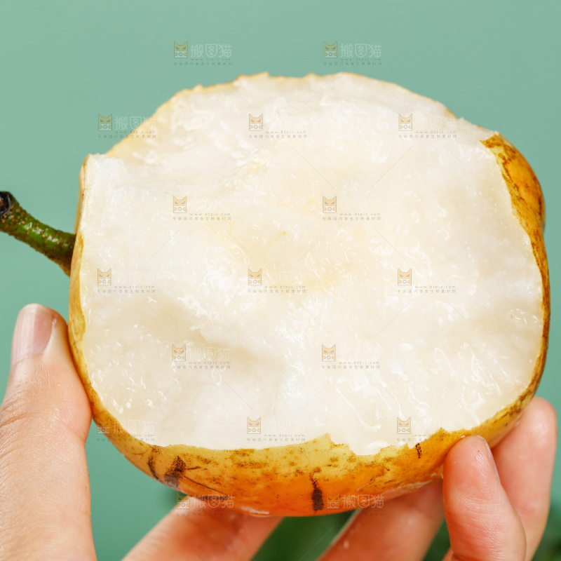 手上拿着水晶梨
