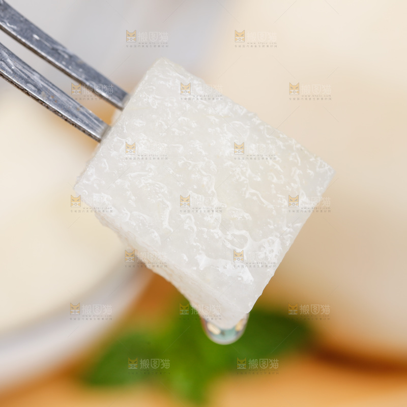 叉子上叉着水晶梨果肉