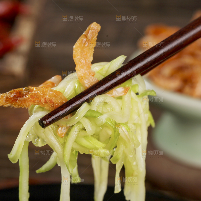 筷子上夹着红虾皮炒西葫芦