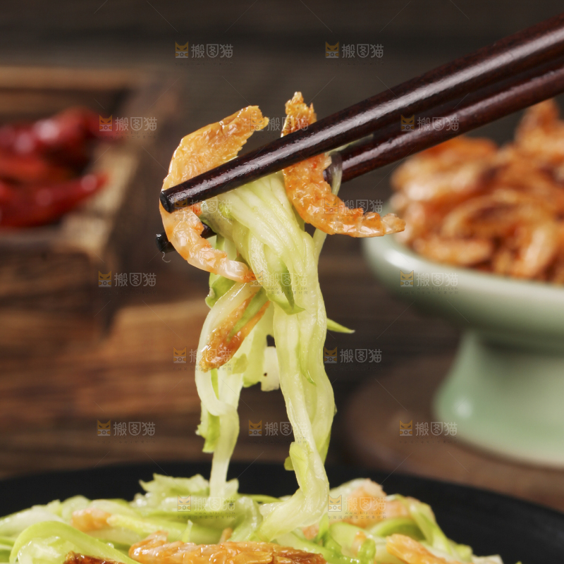 筷子上夹着红虾皮炒西葫芦