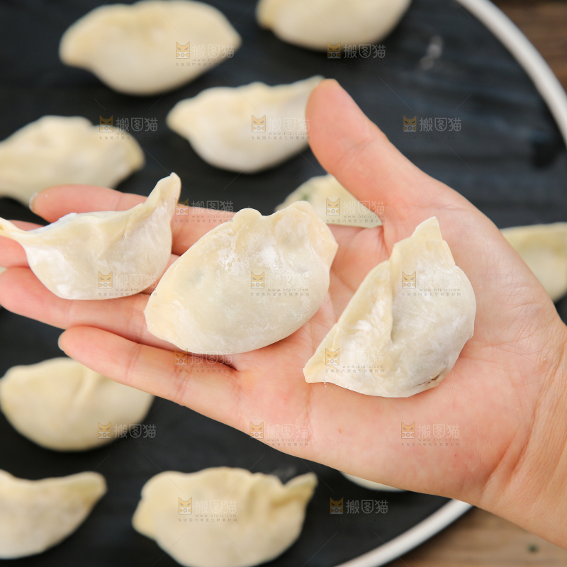 黑板上放着饺子
