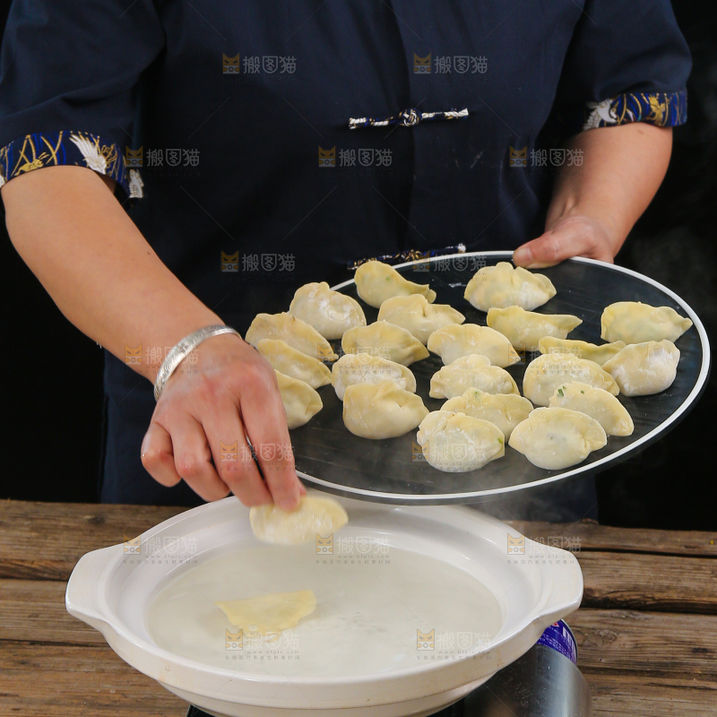 正在煮饺子
