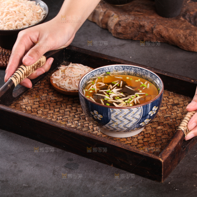 手上端着紫菜虾米汤