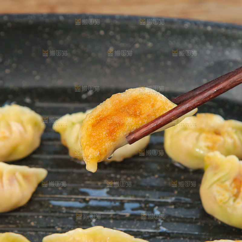 正在炸的饺子