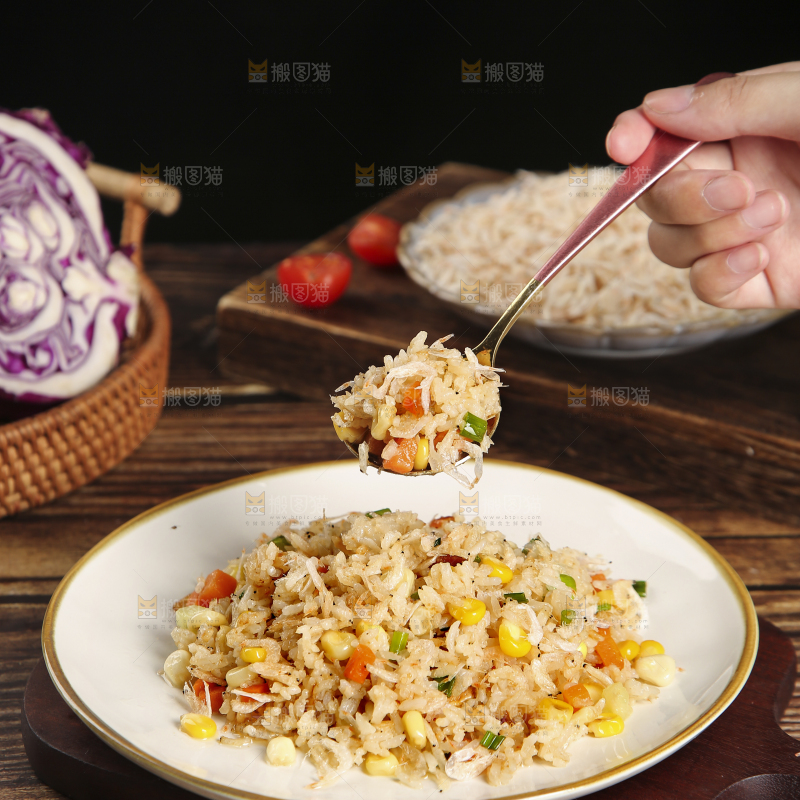 勺子上舀着虾皮菜品