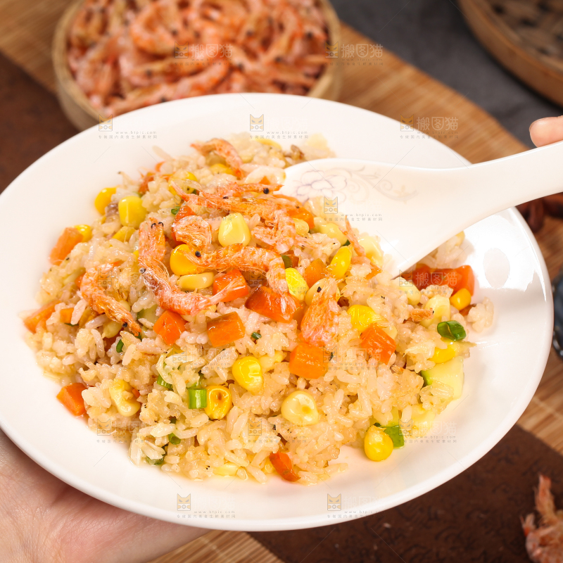 手捧着一盘虾皮菜品