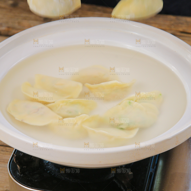 正在煮饺子