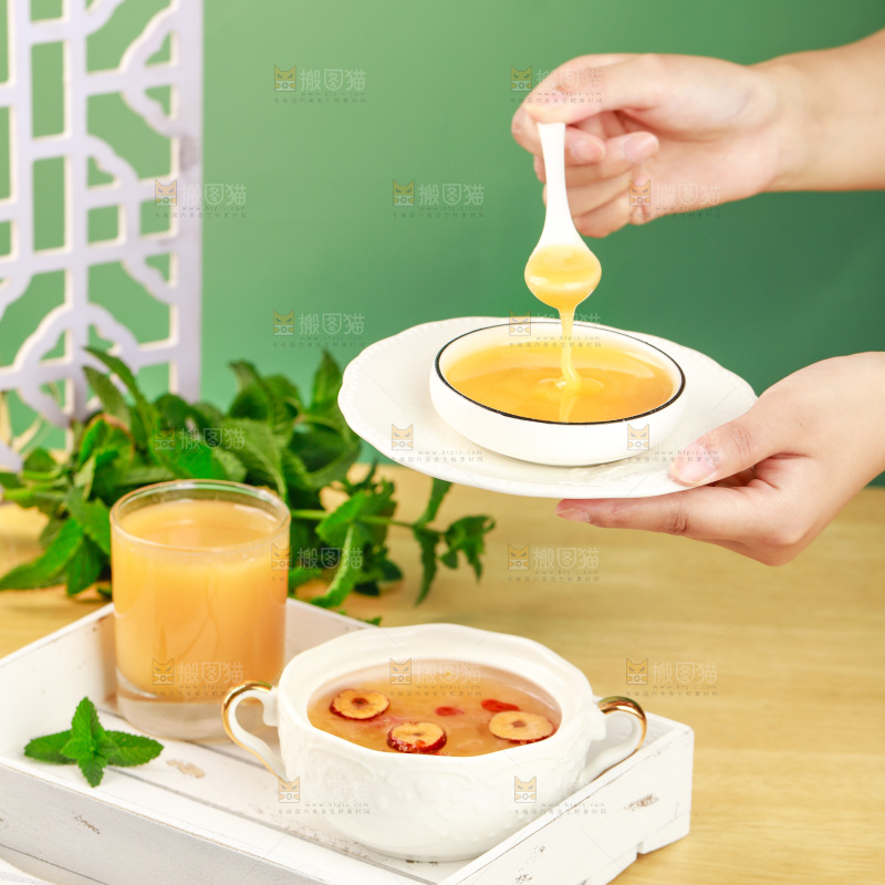 碗里放着蜂王浆