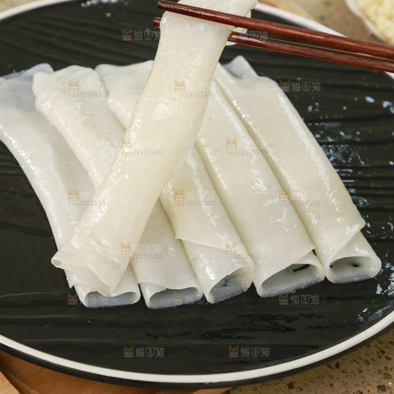 筷子上夹着凉皮
