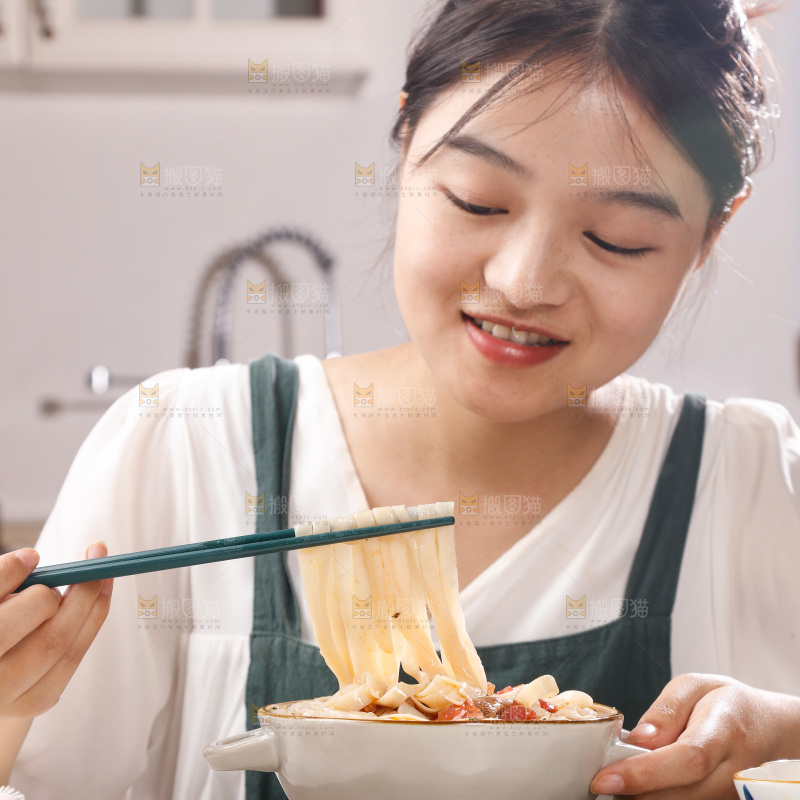 女孩正在吃拉面