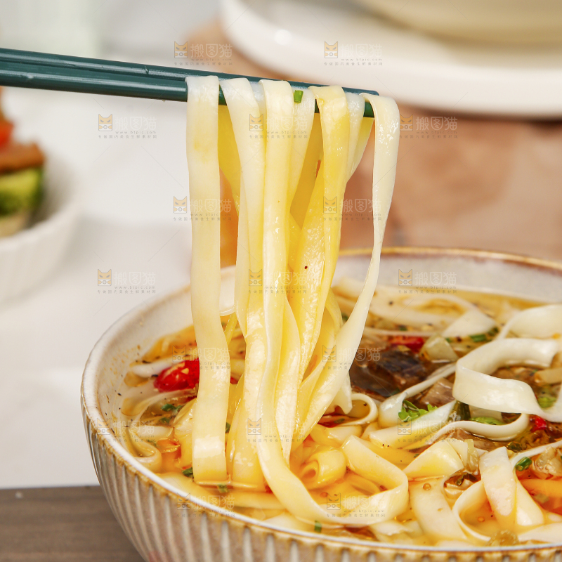 筷子上夹着的拉面