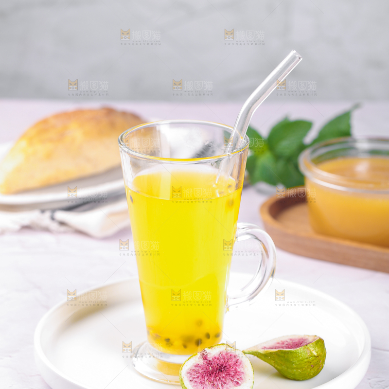 白底上放着一杯蜂蜜茶