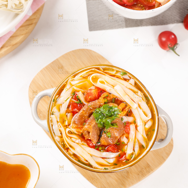 木底上放着一碗牛肉拉面