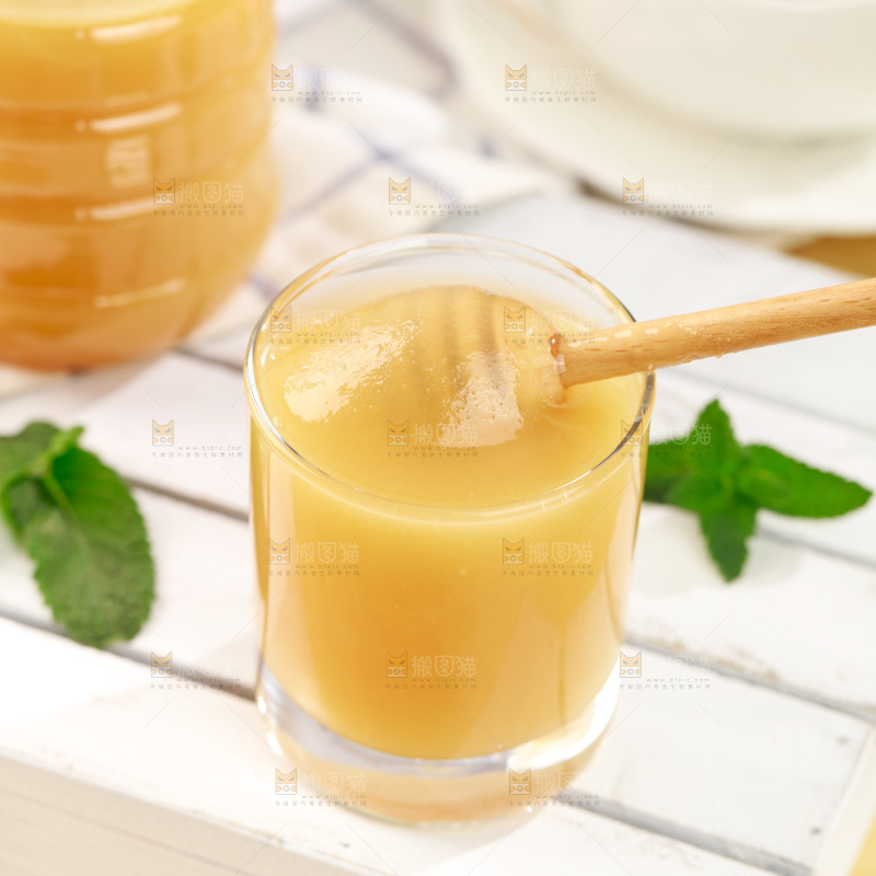 杯子里装着蜂王浆