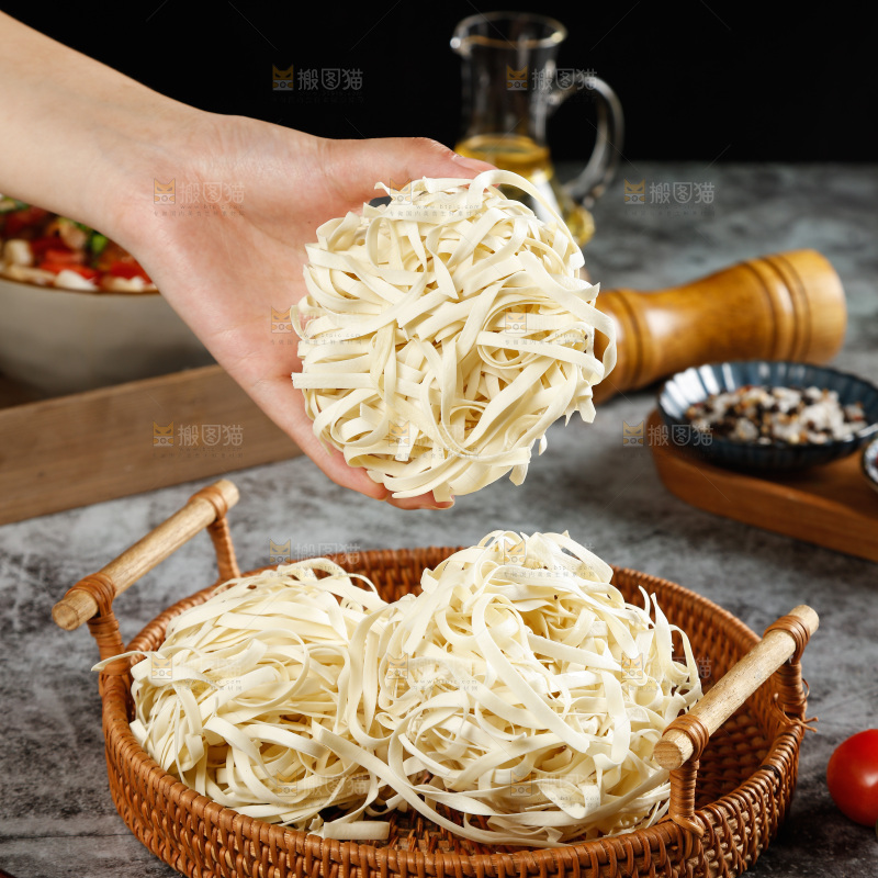 手上拿着的拉面面饼
