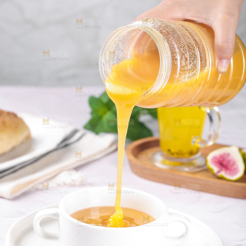 白底上放着一杯百花蜂蜜
