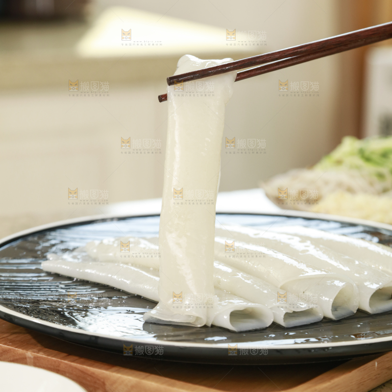 筷子上夹着凉皮