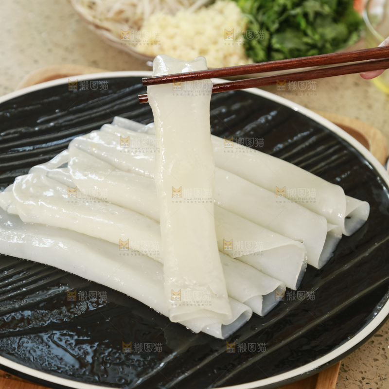 筷子上夹着凉皮