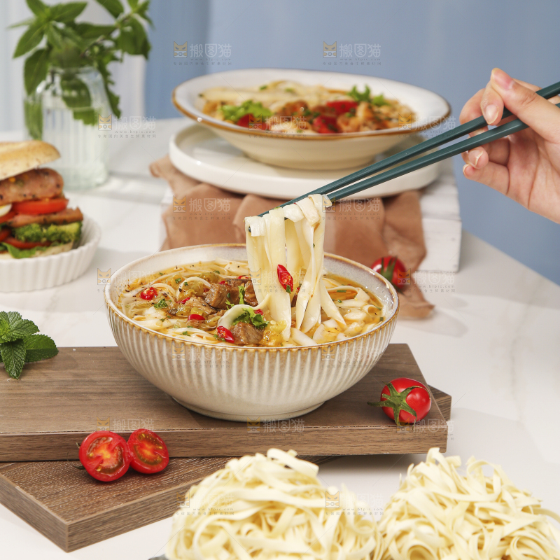 白底上放着一盘拉面面饼