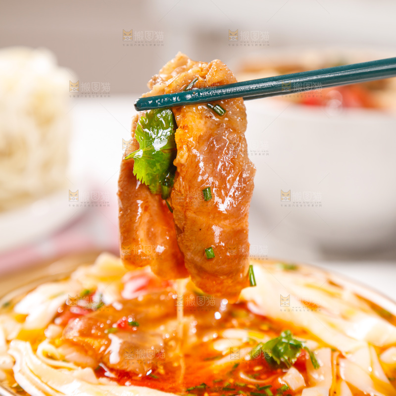 筷子上夹着的牛肉
