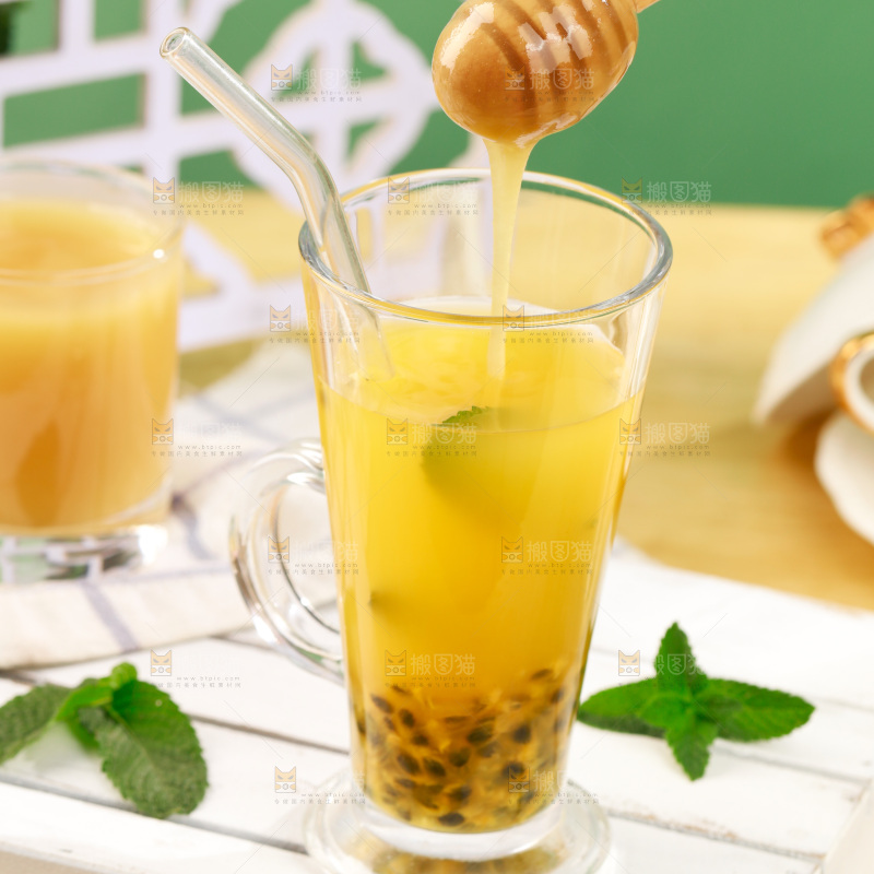 杯子里放着蜂蜜柚子茶
