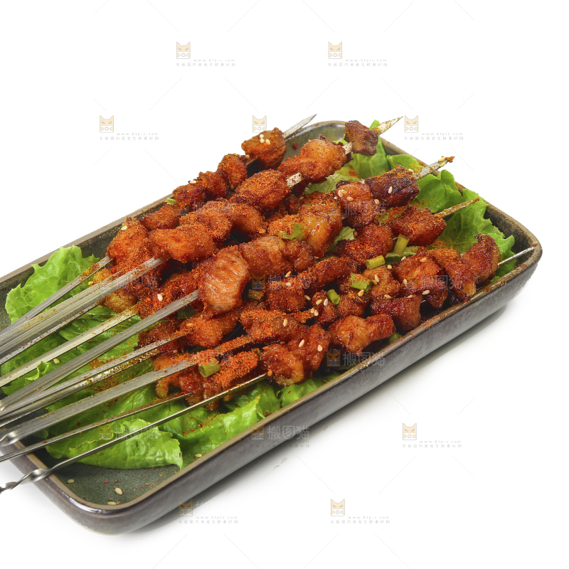 白底上放着肉串