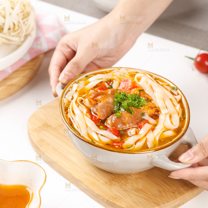 木底上放着一碗牛肉拉面
