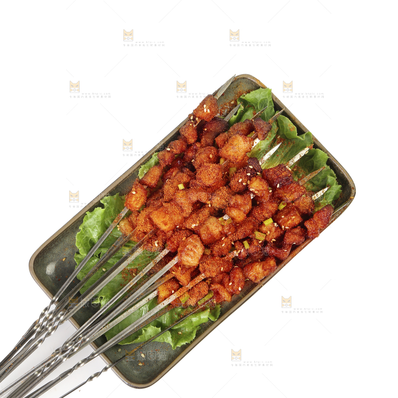 白底上放着肉串