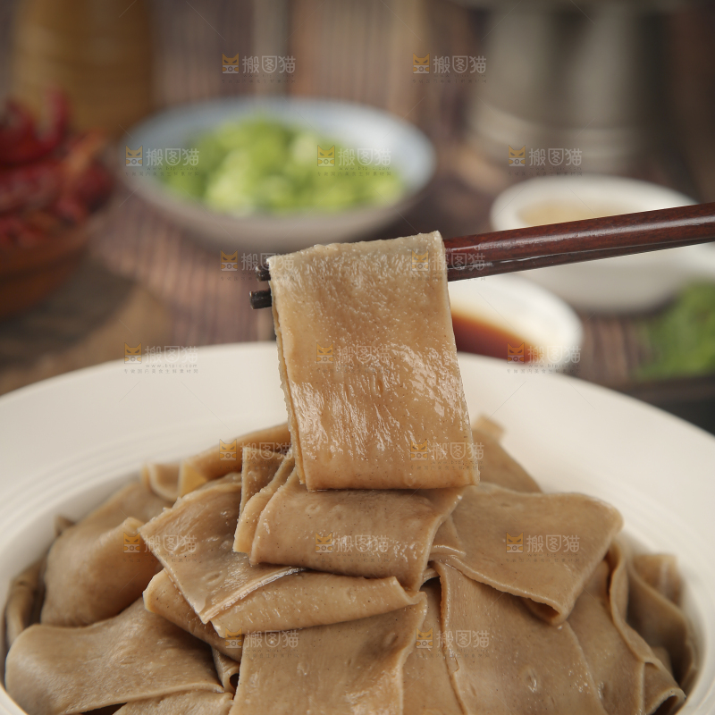 筷子上夹着荞麦面皮