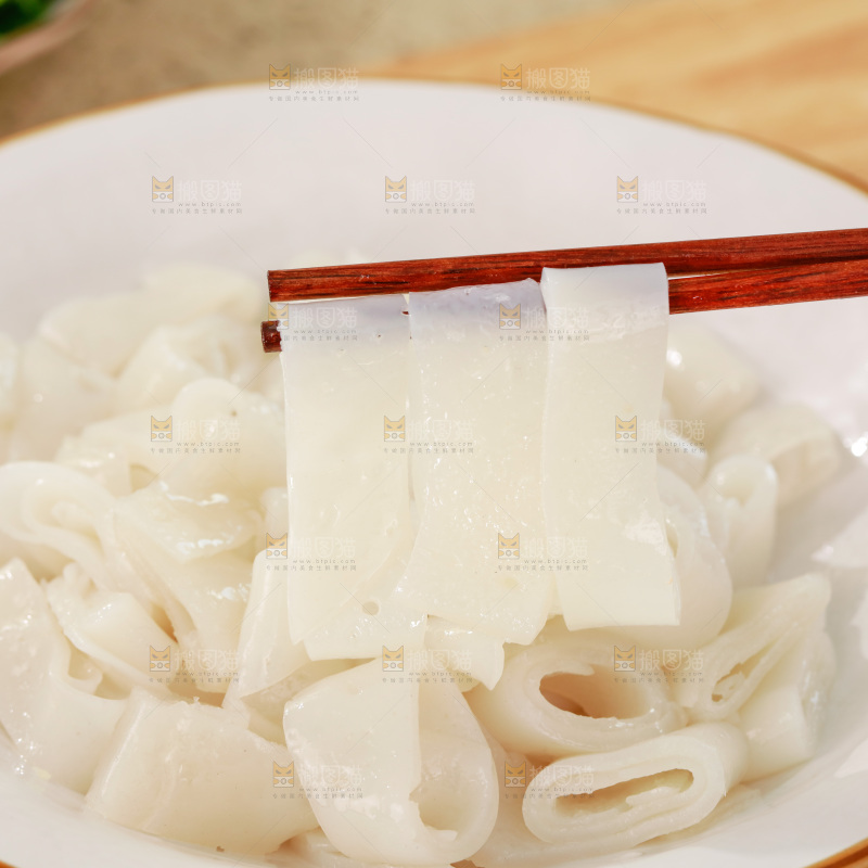筷子上夹着凉皮