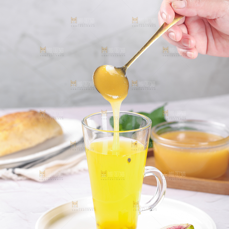 白底上放着一杯蜂蜜茶