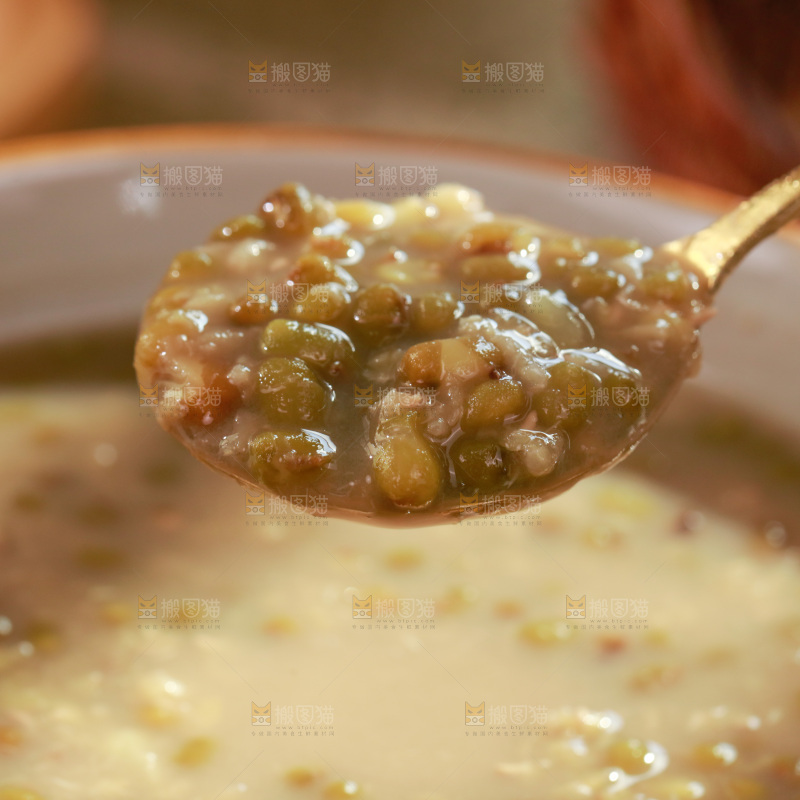 勺子上舀着绿豆汤