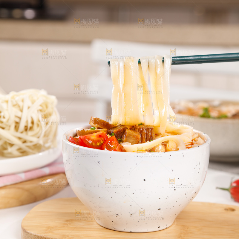 筷子上夹着的拉面