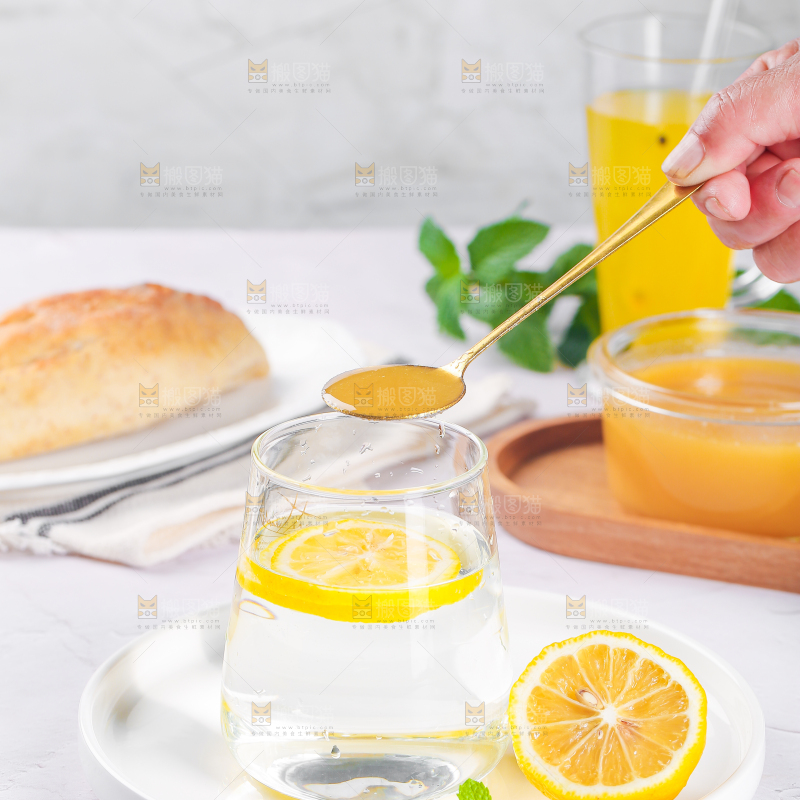 白底上放着一杯蜂蜜茶