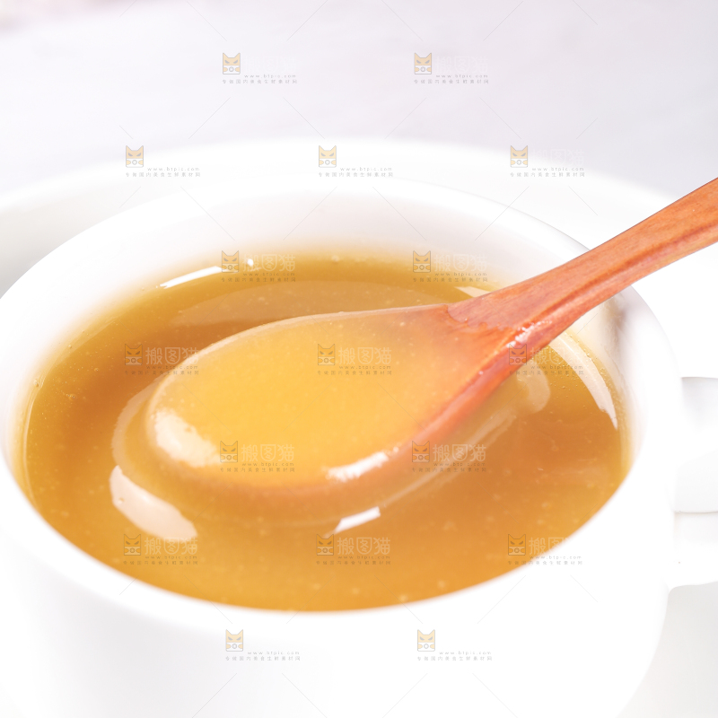 勺子上舀着蜂蜜