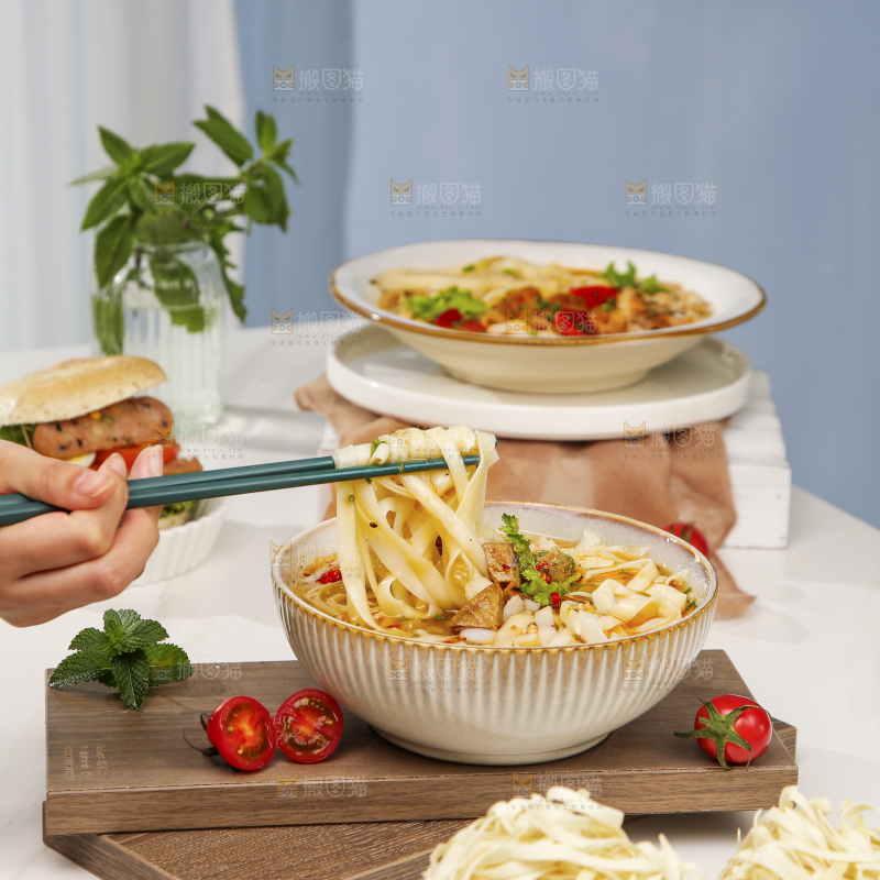 白底上放着一盘拉面面饼
