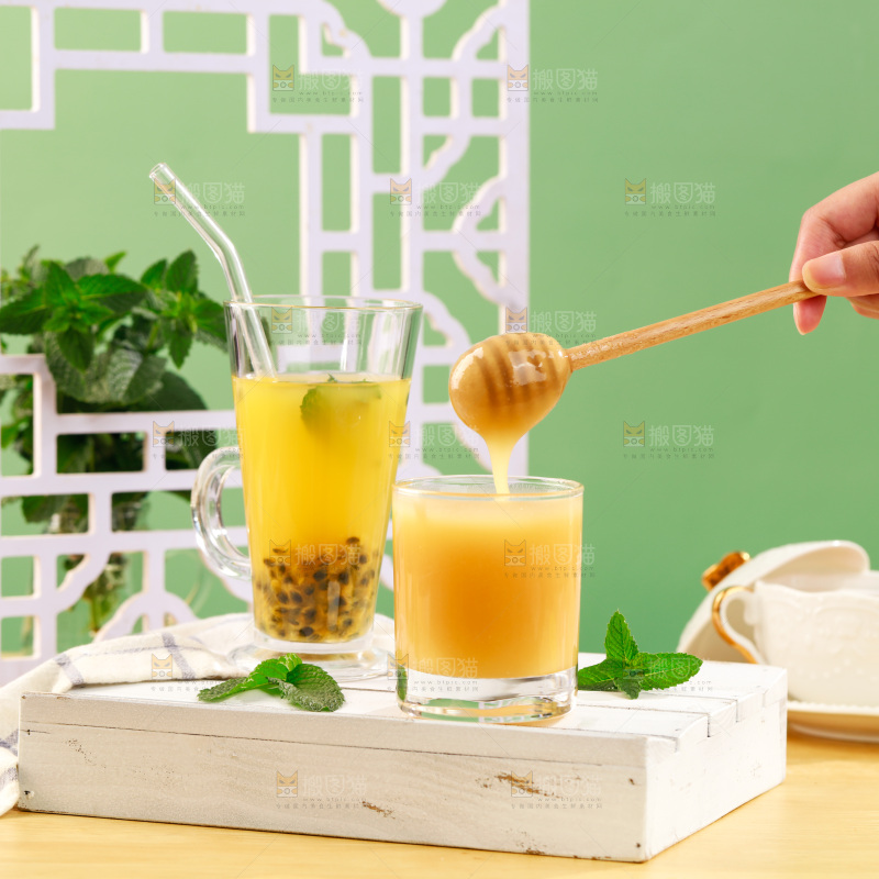 杯子里放着蜂蜜柚子茶