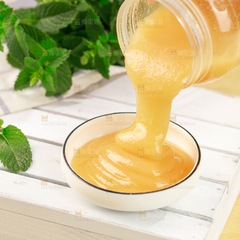 白底上放着蜂王浆