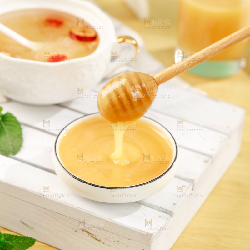 白底上放着蜂王浆