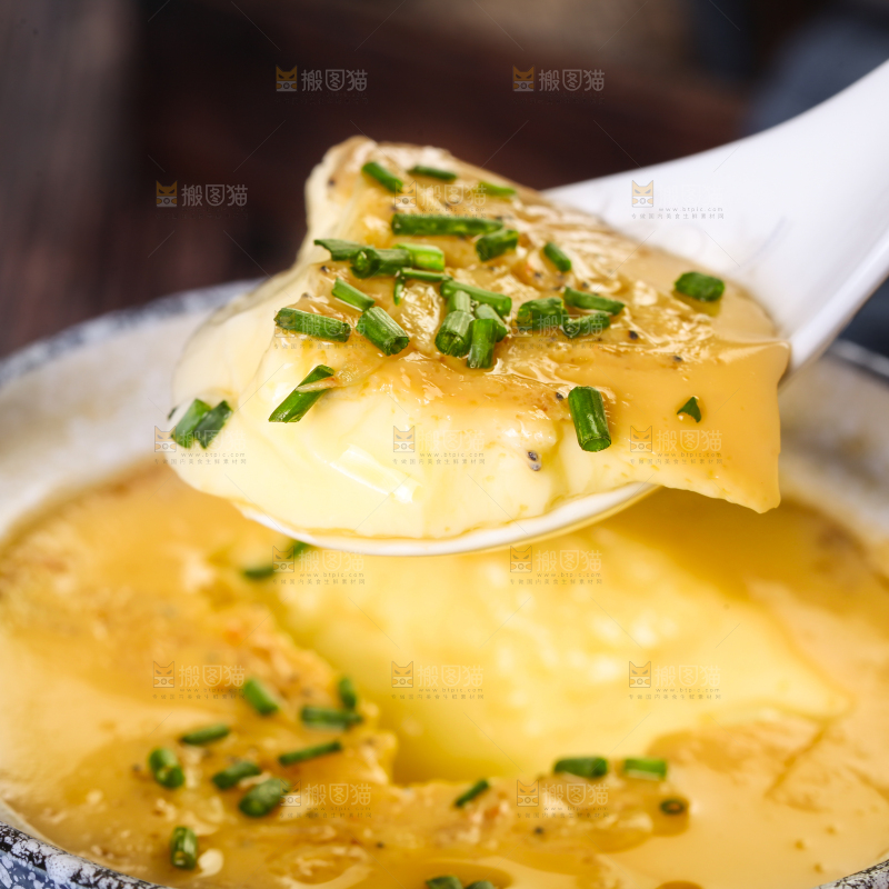 勺子上舀着鸡蛋虾米羹