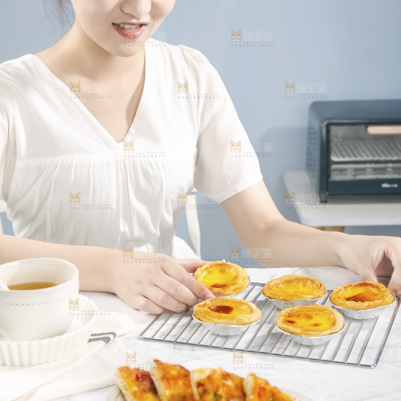 女孩正在吃蛋挞