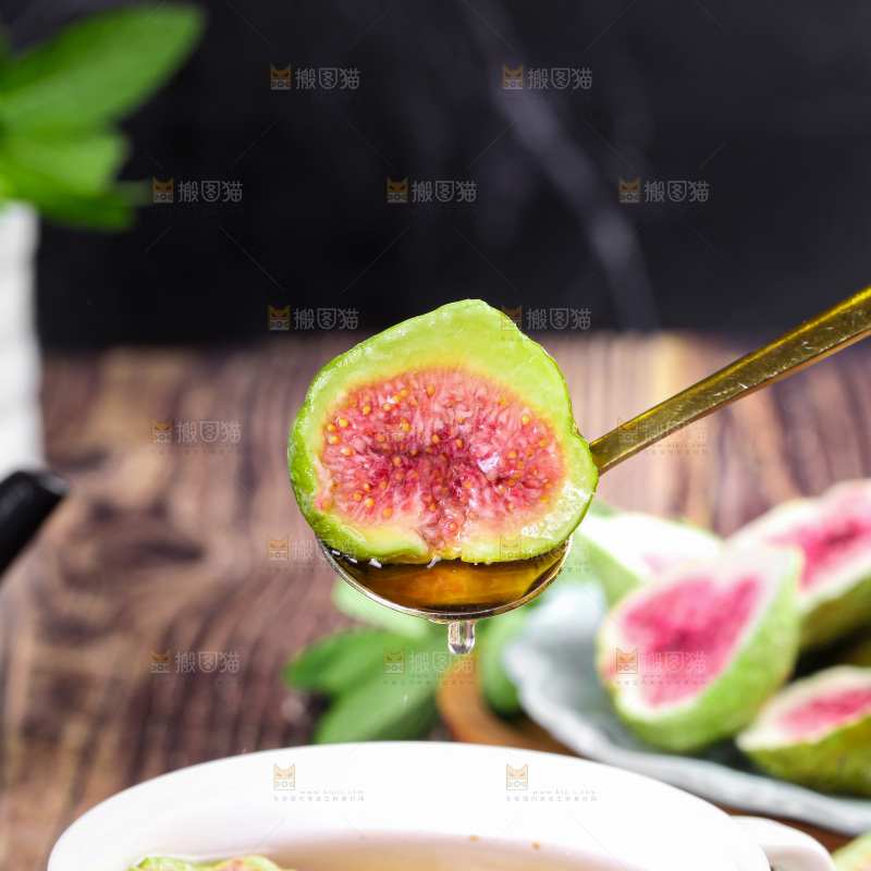 勺子上舀着无花果干