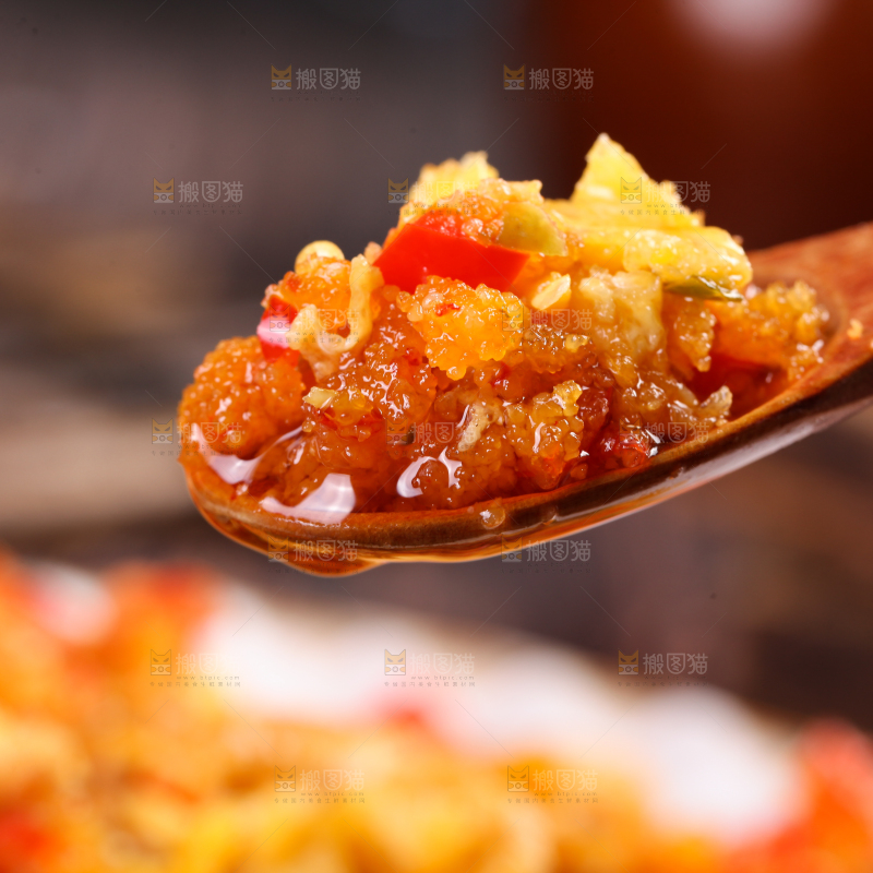 勺子上舀着榨广椒粉